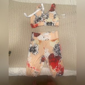 Beautiful athletic wear. Leggings and bra top.